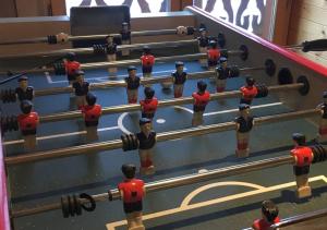 un groupe de jouets dans une salle de sport avec des poids dans l'établissement Chalet Les Grolets - Ardent, à Montriond