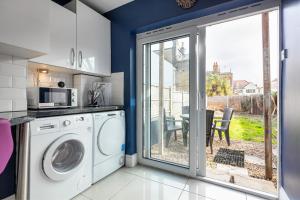 Kuchyň nebo kuchyňský kout v ubytování Welcome to Northview House Stylish 4 Bedroom Home in Southend by Jesswood Properties Contractors Corporates Relocation Stays Long Stays Welcome + 34 fotografií