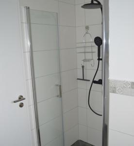 y baño con ducha con cabezal de ducha. en Marla, en Lauterbach