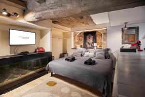 Suite Lovespa في Coligny: غرفة نوم مع سرير كبير وحوض سمك
