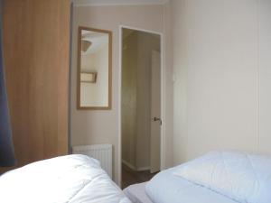 Una cama o camas en una habitación de Kingfisher Mistral 8 Berth, Central Heated, Close to site exit FREE WIFI