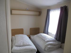 Una cama o camas en una habitación de Kingfisher Mistral 8 Berth, Central Heated, Close to site exit FREE WIFI