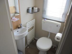 Un baño de Kingfisher Mistral 8 Berth, Central Heated, Close to site exit FREE WIFI 22 fotos más