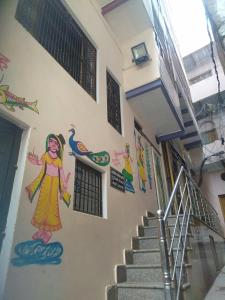 un edificio con un dipinto sul lato di Goroomgo H R Guest House Varanasi Near Kashi Vishwanath Temple 750 m a Varanasi