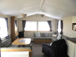 Un lugar para sentarse en Kingfisher Mistral 8 Berth, Central Heated, Close to site exit FREE WIFI