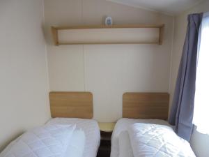 Una cama o camas en una habitación de Kingfisher Mistral 8 Berth, Central Heated, Close to site exit FREE WIFI