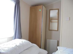 Una cama o camas en una habitación de Kingfisher Mistral 8 Berth, Central Heated, Close to site exit FREE WIFI