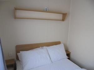 Una cama o camas en una habitación de Kingfisher Mistral 8 Berth, Central Heated, Close to site exit FREE WIFI