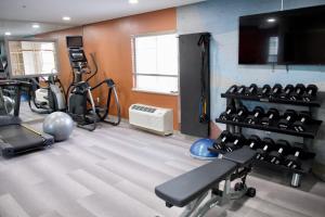 um ginásio com um monte de equipamento numa sala em Candlewood Suites Harrisonburg, an IHG Hotel em Harrisonburg