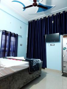 Cama ou camas em um quarto em OM SHANTI PALACE FREE PICKUP AND DROP ayodhya dham Junction