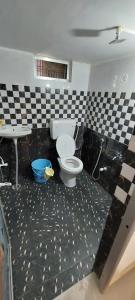 Um banheiro em OM SHANTI PALACE FREE PICKUP AND DROP ayodhya dham Junction