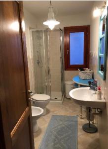 W łazience znajduje się toaleta, umywalka i prysznic. w obiekcie Oasi Turchese Sardegna w mieście Trinità dʼAgultu