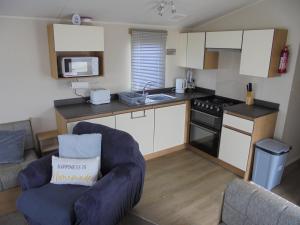 Una cocina o kitchenette en Kingfisher Mistral 8 Berth, Central Heated, Close to site exit FREE WIFI