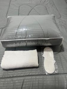 1 cama con 2 almohadas, toalla blanca y almohada en Hostel Resort VIP, en Dubái