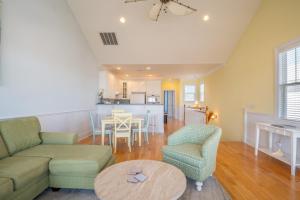 uma sala de estar com um sofá e uma mesa em Ohana House em Carolina Beach