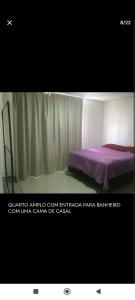 sypialnia z fioletowym łóżkiem w pokoju w obiekcie Apartamento centro w São Paulo