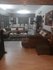 una gran sala de estar con sofás y una mesa. en Andros Residence, en Limassol