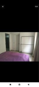 sypialnia z łóżkiem z fioletową pościelą w obiekcie Apartamento centro w São Paulo