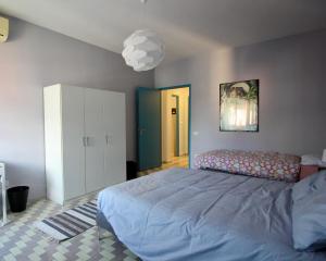 ローマにあるCASA UMBERTOのベッドルーム1室(大型ベッド1台、白いキャビネット付)