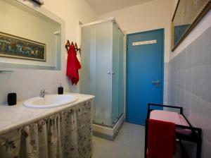 ローマにあるCASA UMBERTOのバスルーム(シンク、青いドア付)