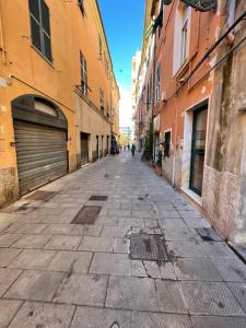 una calle vacía en un callejón entre edificios en bilocale arredato sestri ponente, en Génova