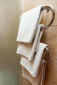 - un ensemble de serviettes suspendues à un porte-serviettes dans la salle de bains dans l'établissement Мігалі, à Dragobrat