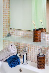 - un lavabo avec une serviette et un robinet dans l'établissement Ileana's house, à Vólos