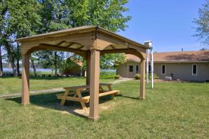 un pavillon en bois avec une table de pique-nique dans une cour dans l'établissement Minnesota Lake Home Resort Studio-Style Cottage, à Clitherall 6 autres photos