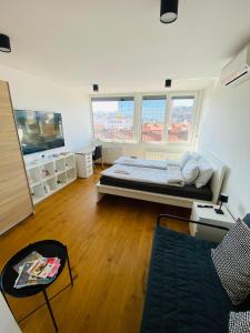 sypialnia z łóżkiem i 2 oknami w obiekcie Rok's Mini Penthouse w Lublanie