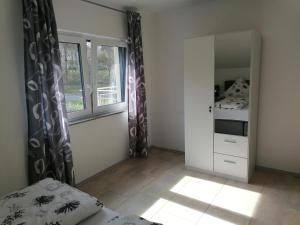 a bedroom with a bed and a window at Haus Kleeblatt in Cochem
