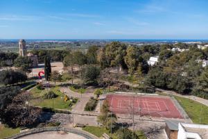 vista aerea su un campo da tennis in un parco di Intera casa con 3 camere 2 bagni giardino wifi parcheggio a Tuglie