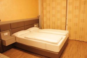 1 dormitorio pequeño con 2 camas en Isar City Hotel en Múnich
