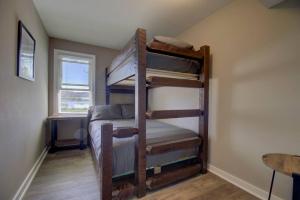 Bunk bed o mga bunk bed sa kuwarto sa Bass Cabin at Spitzer Lake and Waterfront Views
