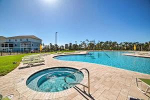 Una gran piscina con sillas y un edificio. en New Listing, Luxury 4bd Steps to Beach Club, en Pensacola