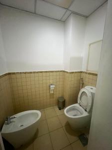 łazienka z toaletą i umywalką w obiekcie Hostel Resort VIP w Dubaju