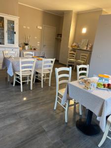 A restaurant or other place to eat at B&B Panorama Iseo