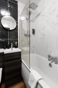 Koupelna v ubytování Stylish 2 Bed Apartment Near Beach, Parking, Wifi, Netflix + 29 fotografií