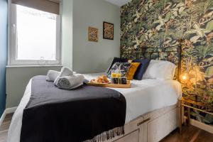Postel nebo postele na pokoji v ubytování Stylish 2 Bed Apartment Near Beach, Parking, Wifi, Netflix