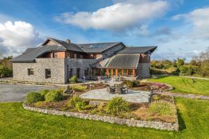 una imagen de una casa grande con jardín en Property 434 - Oughterard, en Oughterard