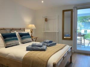 a bedroom with a large bed with towels on it at The Gate - Pet Friendly in Freshwater