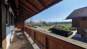 una terraza al aire libre con vistas a un patio en Ferienwohnungen am Simssee, Gutshof Alpenblick, en Stephanskirchen