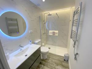 bagno con lavandino, servizi igienici e specchio di Estudio Wellness Casa Abi a San Sebastián de los Reyes