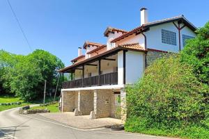 a house on the side of a road at Casona Pico Candiano in San Miguel de Aras