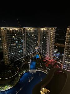- une vue sur une ville de nuit avec de grands bâtiments dans l'établissement Staycation in the Corner by MJJ, à Manille