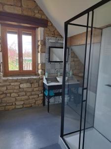 uma casa de banho com um lavatório e um espelho em Nouzet gites et lits em Eyzerac