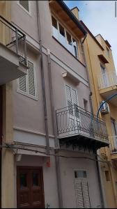 an apartment building with a balcony and a door at Terra del Sole - Valle in Ribera