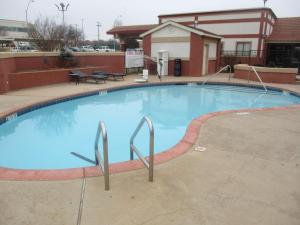 una gran piscina azul frente a un edificio en Hemp Hotel, en Oklahoma City