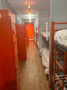 a room with several bunk beds and a hallway at Patio Hangar Toluca Aeropuerto (antes BoxPark) in Toluca