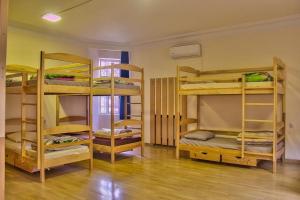 Camera con diversi letti a castello. di Classy and Cozy Hostel a Yerevan
