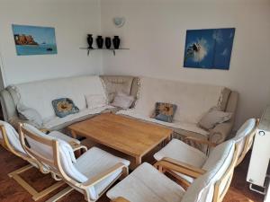 - un salon avec une table et un canapé dans l'établissement Ferienhaus für 12 Personen und 3 Kinder in Vranov, Böhmen, 